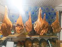 Хамон из баранины, испанский деликатес, сыровяленная баранья ляжка в — photo 1