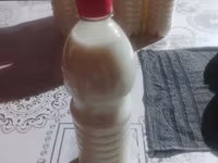 Домашний кисломолочный напиток в пластиковых бутылках с красной — Foto 4