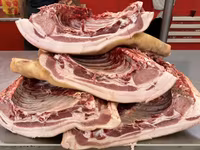 СВИНИНА

猪肉。家养猪肉，非常美味。每天都有新鲜猪肉供应。

现有以下部位：
	•	后腿肉
	•	前腿肉
	•	猪排和排骨
	•	五 — фото 1