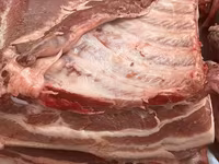 Свежее свиное мясо, представленное в виде крупных кусков грудинки и — फ़ोटो 2