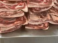 Свежее свиное мясо, представленное в виде крупных кусков грудинки и — फ़ोटो 1