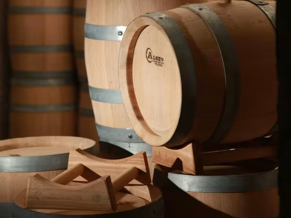 Alsev Propune butoaie de stejar.