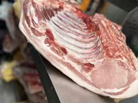 СВИНИНА

猪肉。家养猪肉，非常美味。每天都有新鲜猪肉供应。

现有以下部位：
	•	后腿肉
	•	前腿肉
	•	猪排和排骨
	•	五 — фото 2